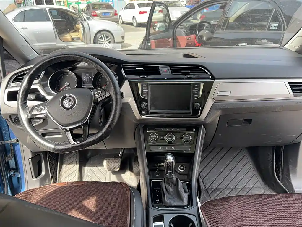 Volkswagen Touran 2018 Touran L 280TSI DSG Comfort 7-seater China V фото 18