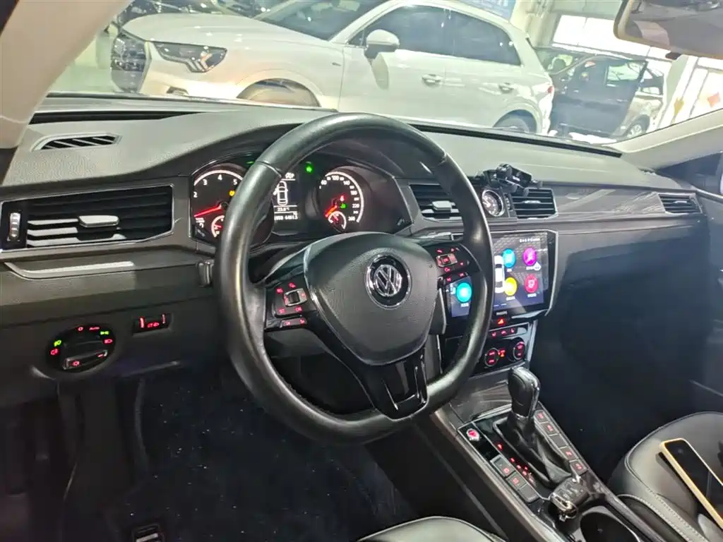 Volkswagen Passat 2017 280TSI DSG Prestige фото 10