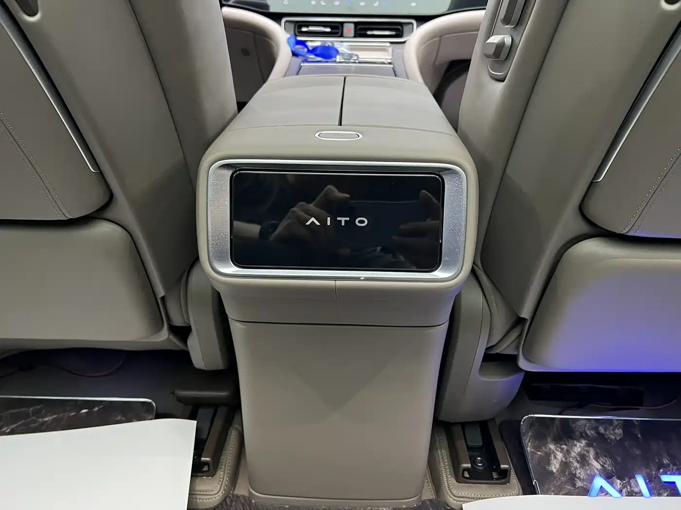 AITO Wenjie AITO M9 2025 Extended Range Ultra 52kWh 6-Seater фото 12