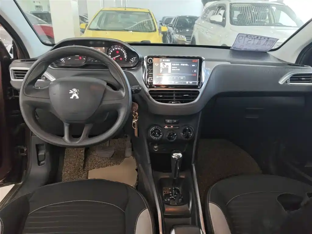 Peugeot 2008 2014 1.6L Automatic Trend Edition фото 10