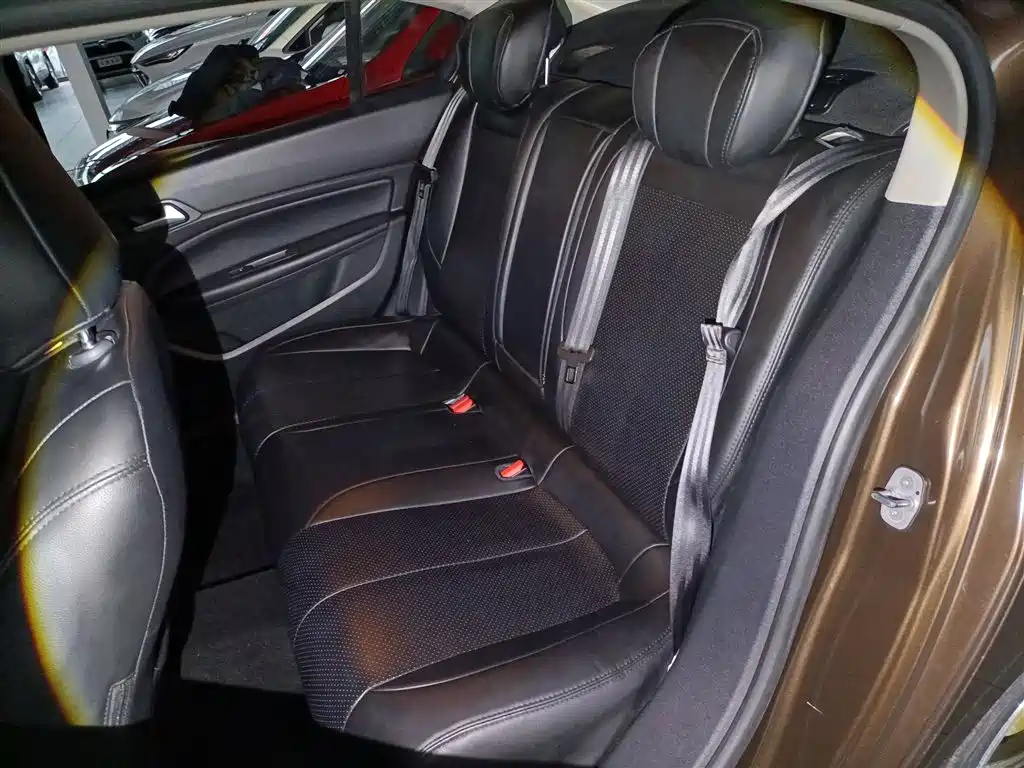 Peugeot 408 2015 Model 1.2T Automatic Luxury Edition фото 14