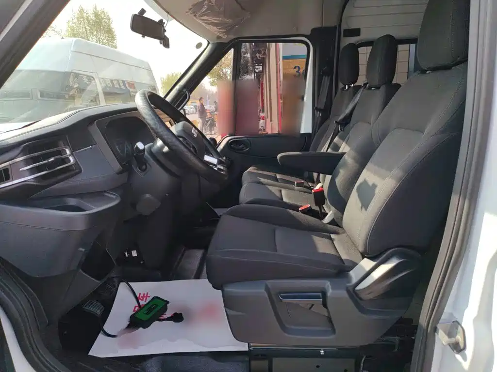 Jiangling JMC Fushun 2025 2025 Model 2.0T 6MT Diesel Medium Wheelbase Medium-High Roof Commercial MPV 7 Seats