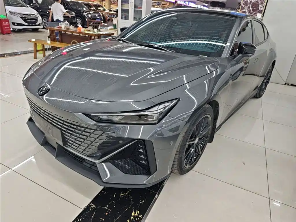 Changan UNI-V 2022 1.5T Smart Pilot Edition