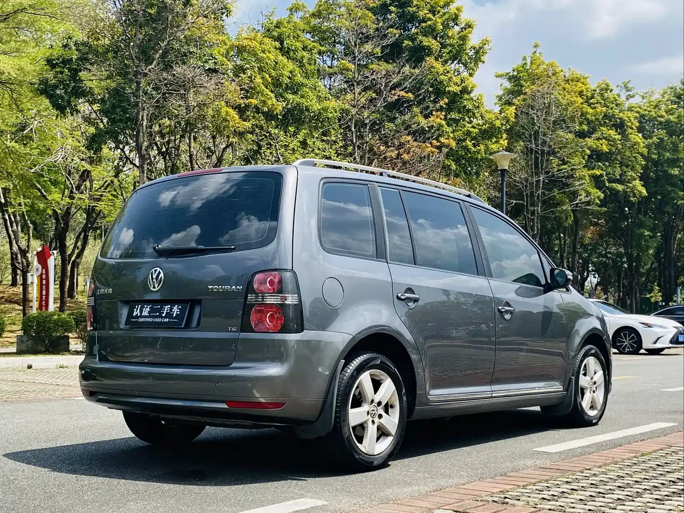 Volkswagen Touran 2013 1.4T DSG Comfort 5-seater фото 5