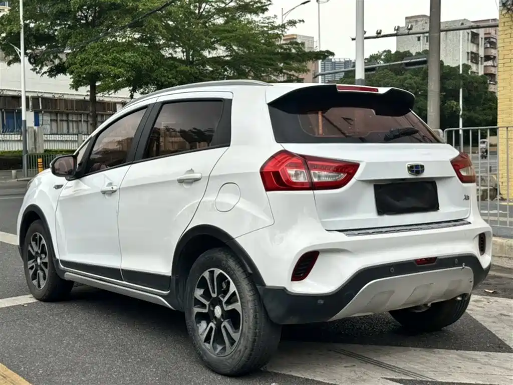 Фото 21 - Geely Vision X3