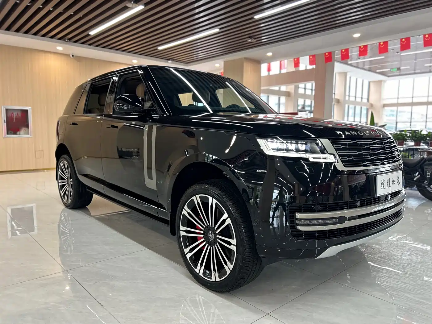 Land Rover Range Rover 2024 3.0 L6 400PS Golden Age Extended 7-Seater фото 3