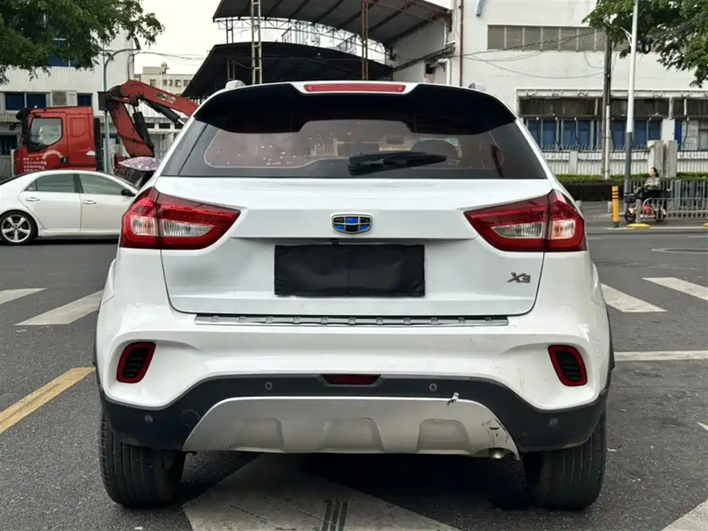 Фото 20 - Geely Vision X3