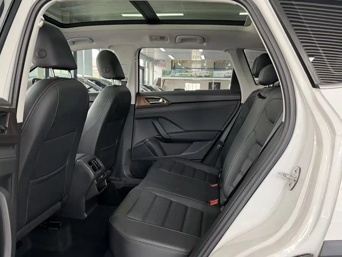 Volkswagen Tharu 2022 280TSI FWD Luxury Edition фото 7