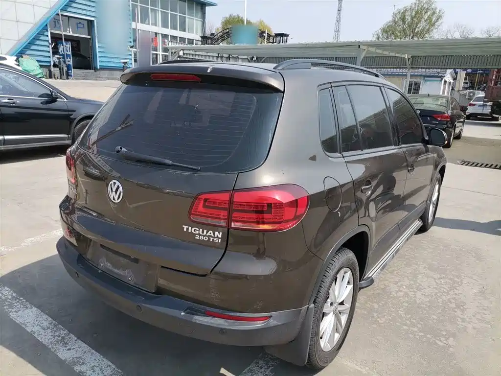 VOLKSWAGEN TIGUAN