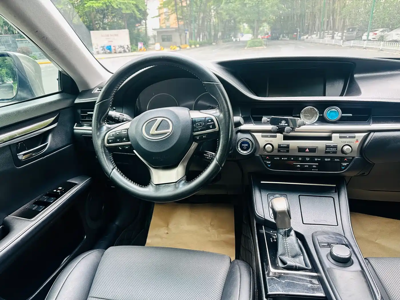 Lexus ES 2015 300h Comfort Edition фото 24