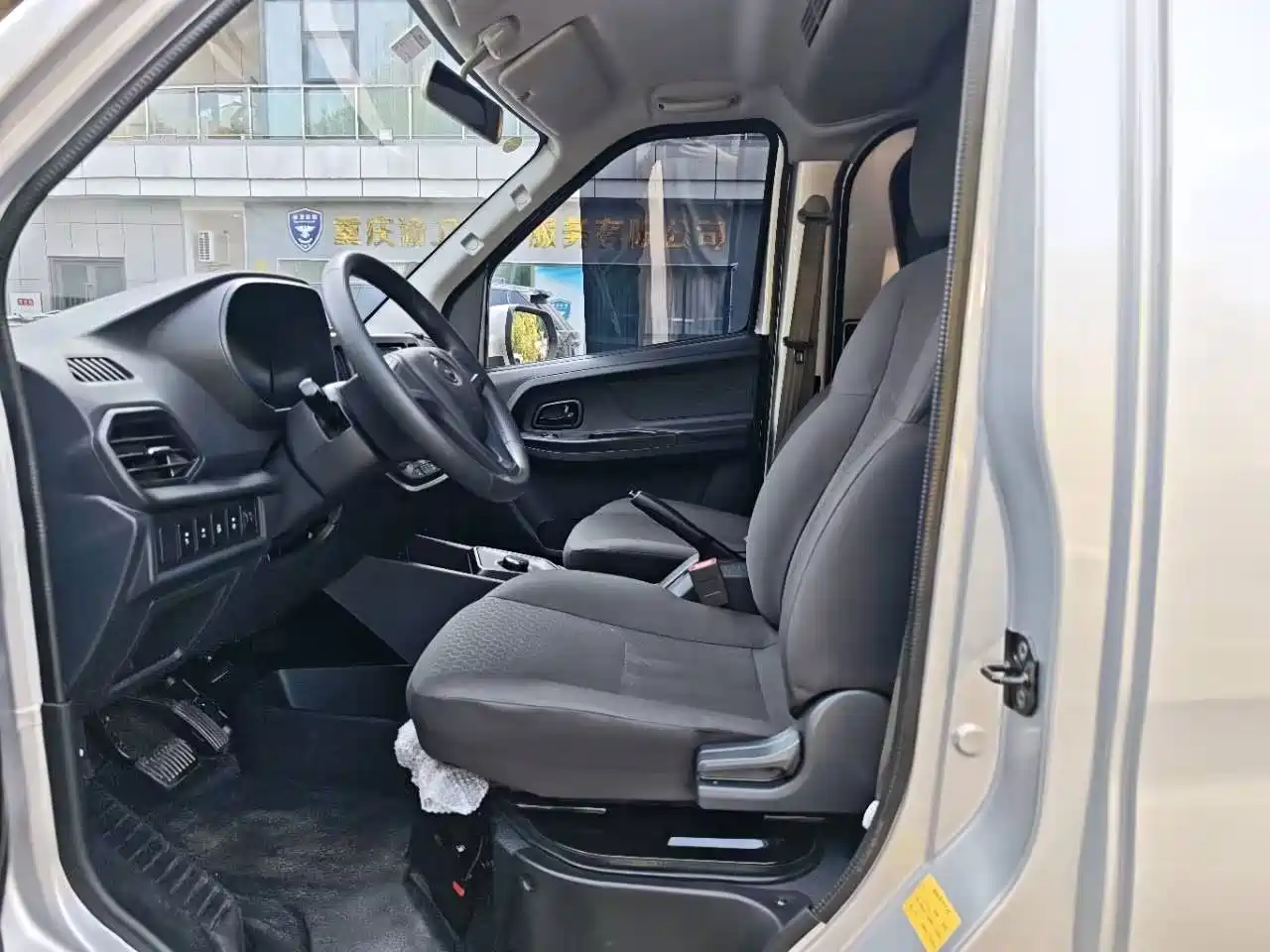 Changan Kaicheng Changan Ruixing EM60 2026 2025 Passenger Version Comfort 6-Seater 300km with Opposing Doors