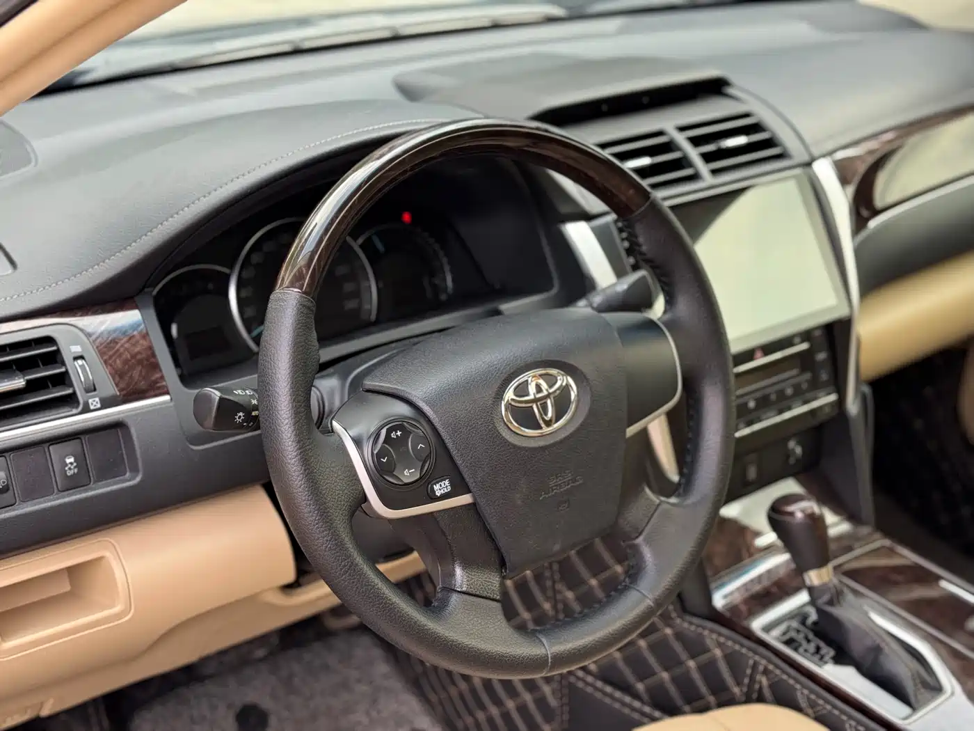 Toyota Camry 2016 2.0G 10th Anniversary Leading Edition фото 13