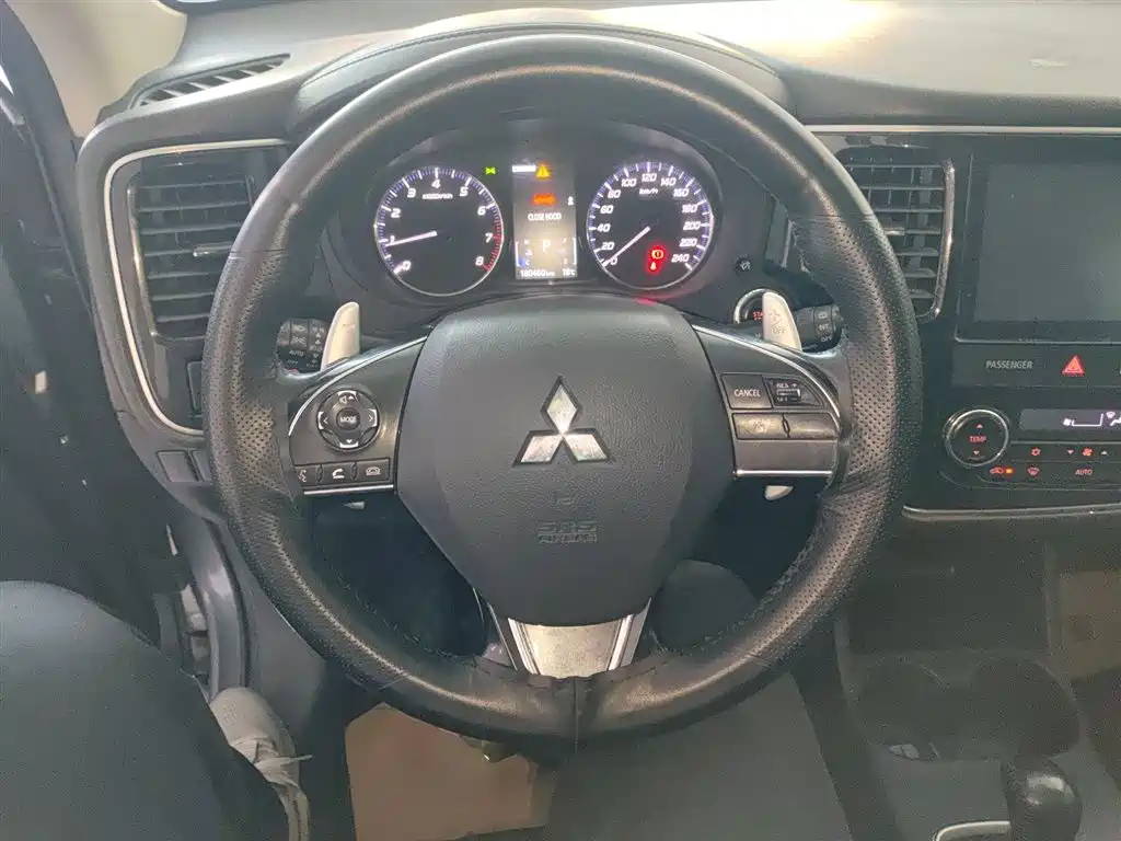 MITSUBISHI OUTLANDER