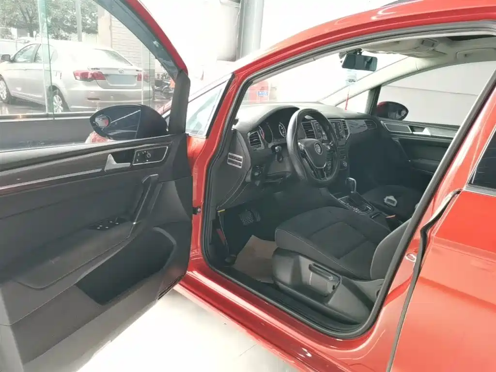 Volkswagen Golf Sportsvan 2016 230TSI Automatic Progressive фото 16