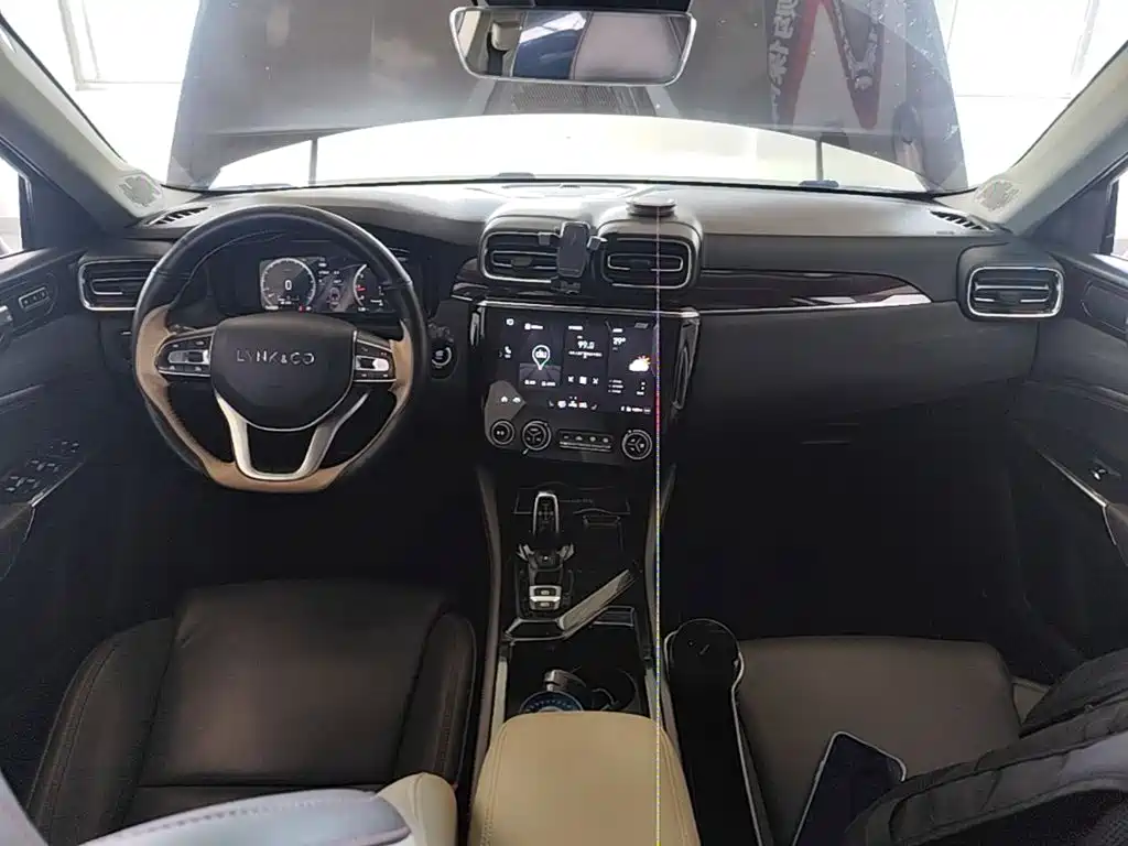 Фото 6 - Lynk & Co 02