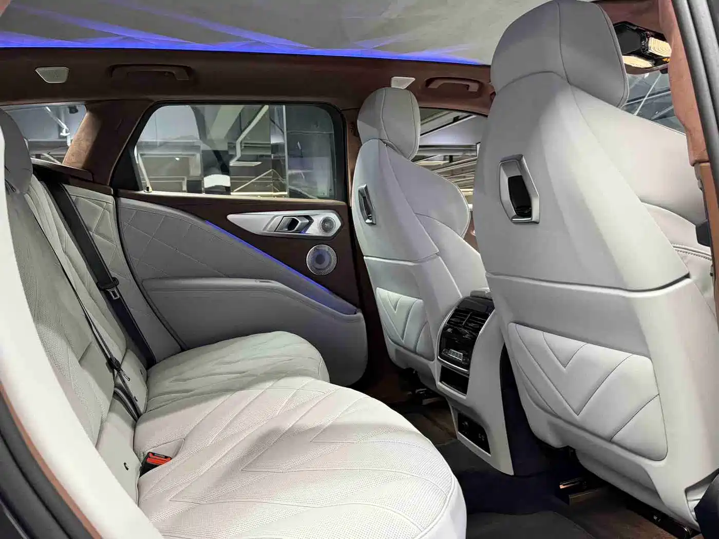 BMW XM 2023 50e фото 10