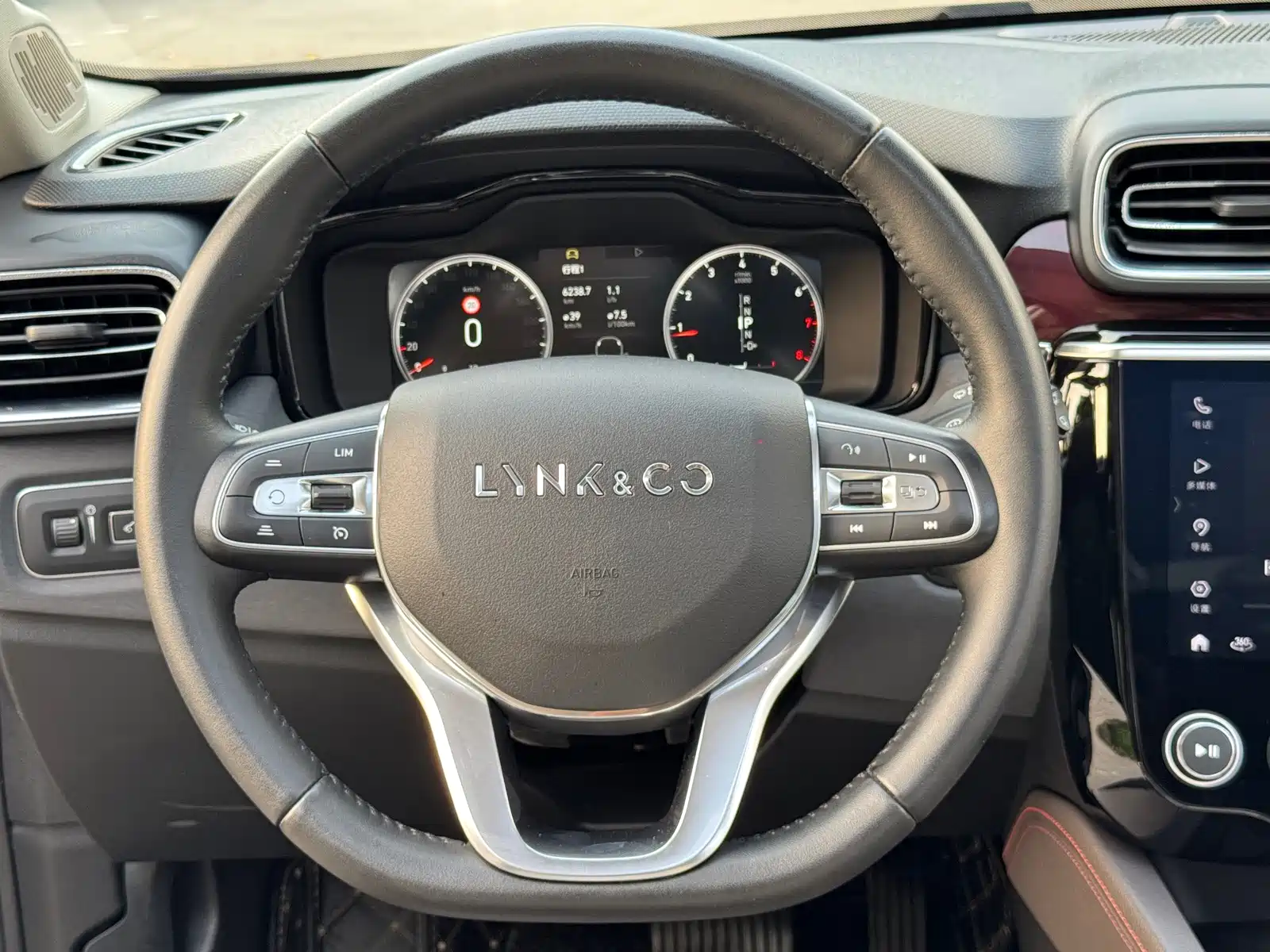 Фото 13 - Lynk & Co 02