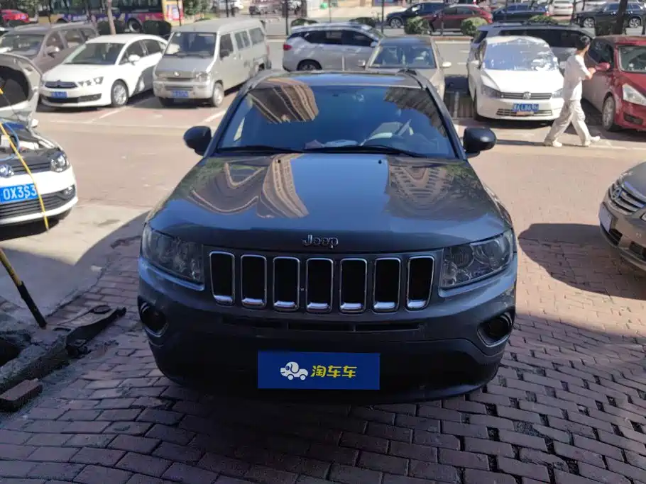 Photo 2 - Jeep Compass (Import)