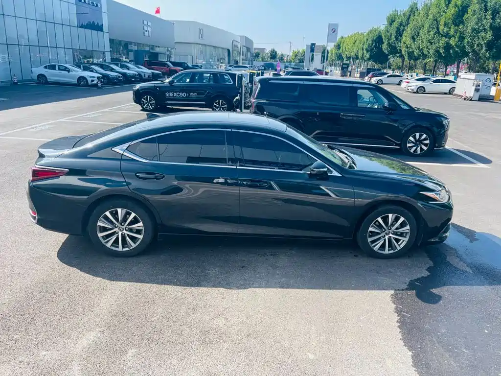 Photo 4 - Lexus ES
