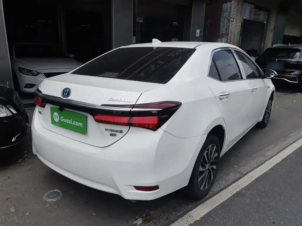 Toyota Corolla 2016 Hybrid 1.8L E-CVT Leading Edition фото 7