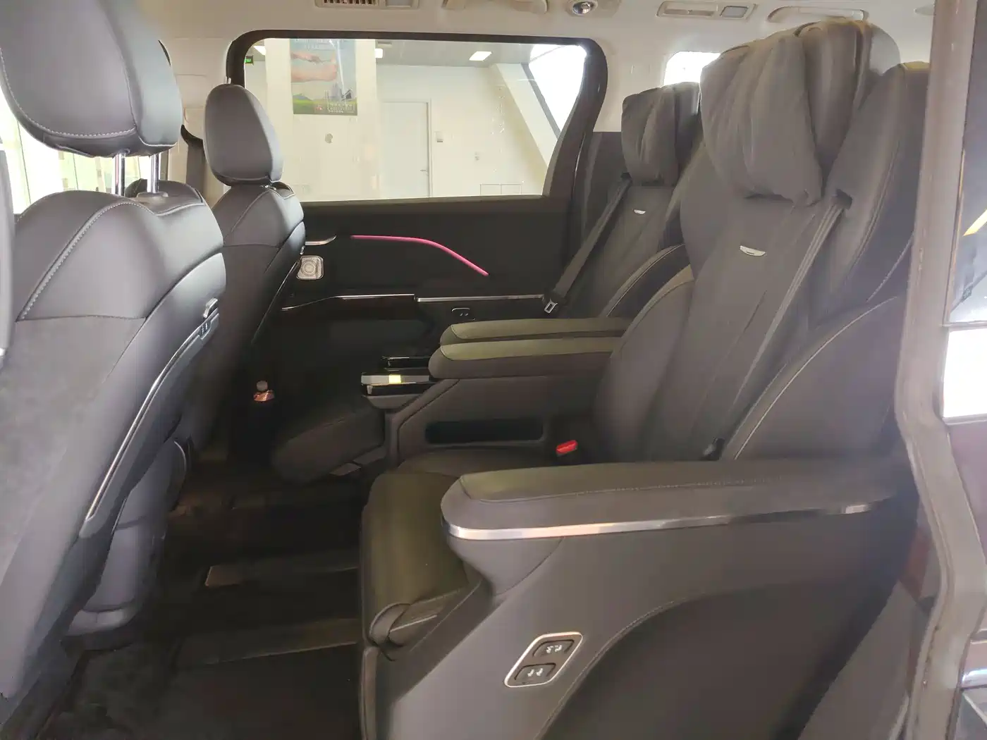 Hongqi HQ9 PHEV 2024 Model 2.0T AWD Luxury Edition фото 27