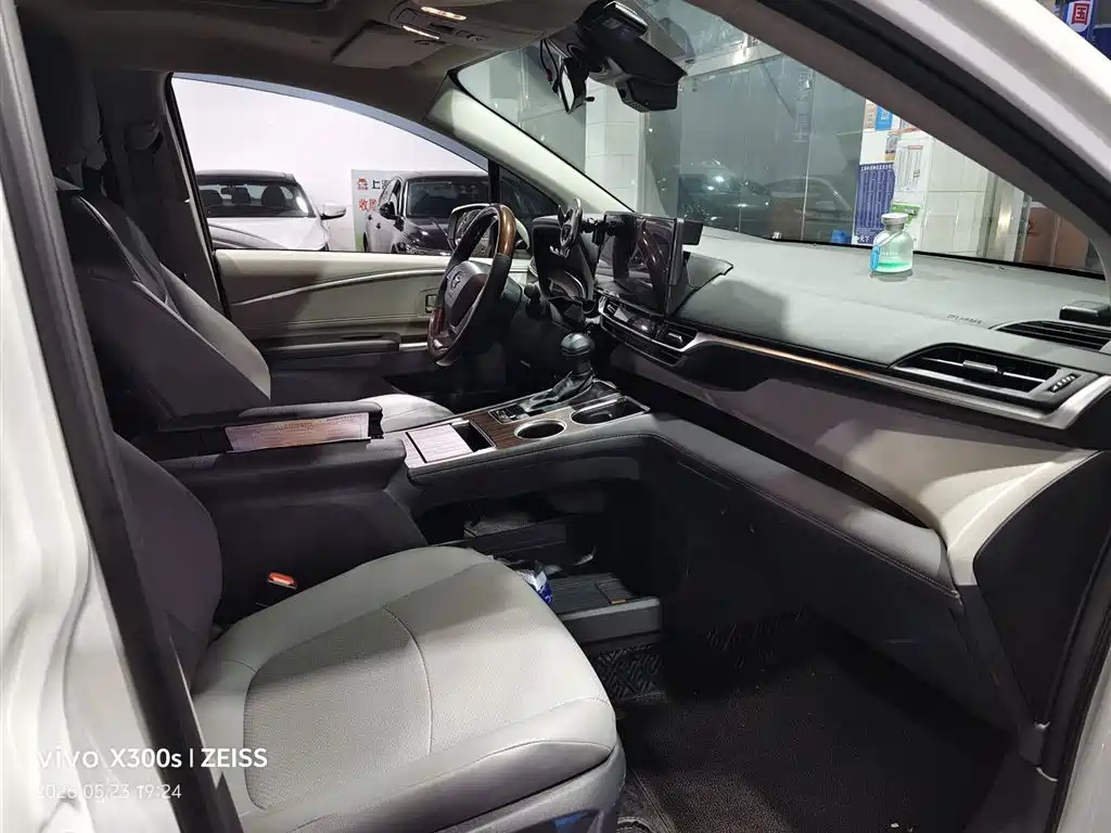 Toyota Granvia 2023 2.5L Hybrid Luxury Edition фото 5
