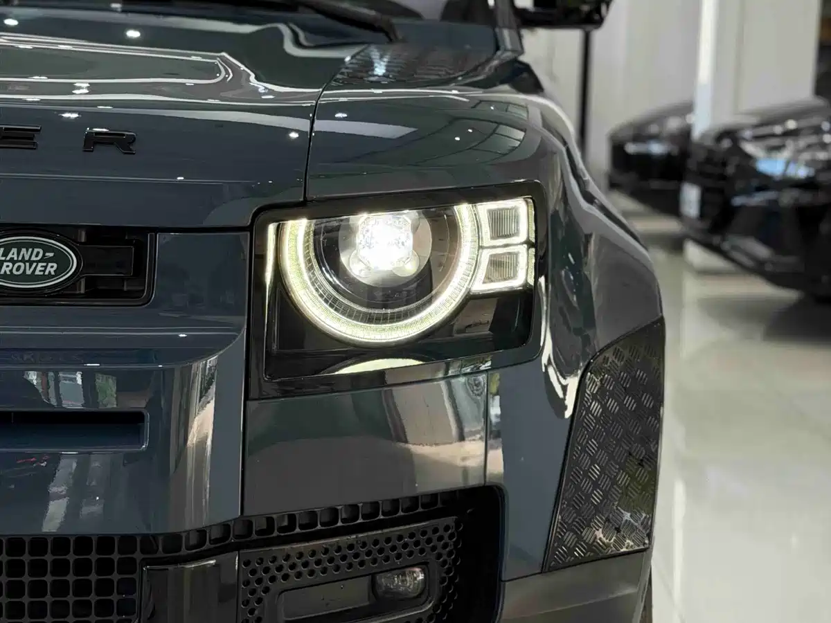 Photo 10 - Land Rover Defender