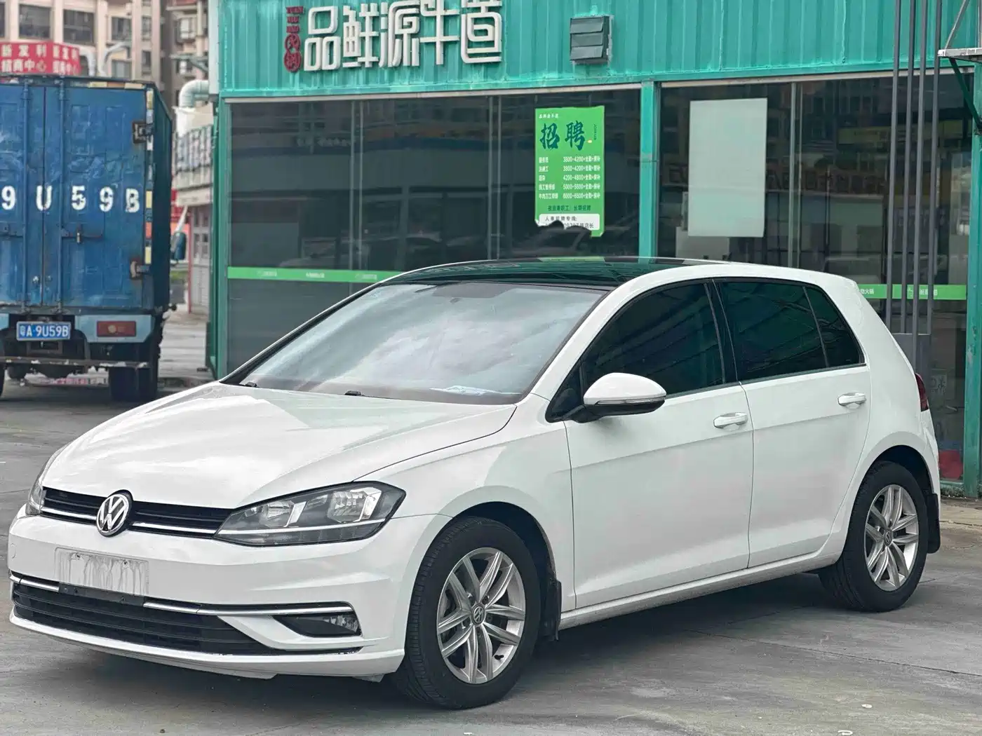 Фото 1 - Volkswagen Golf