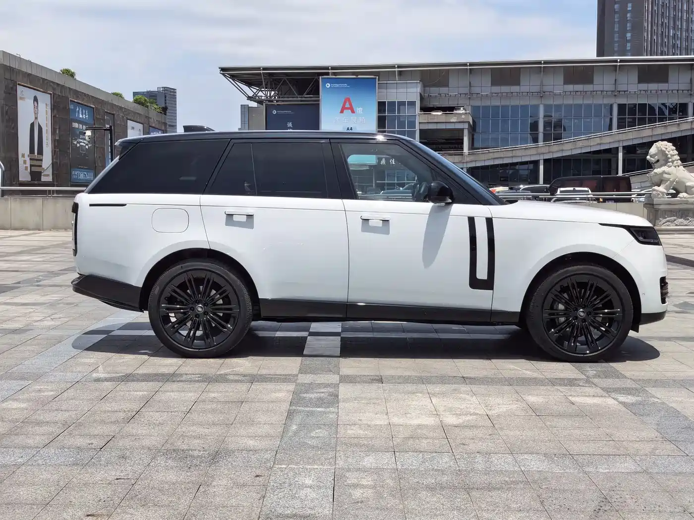 Land Rover Range Rover 2025 3.0 L6 360PS Golden Age Edition фото 4