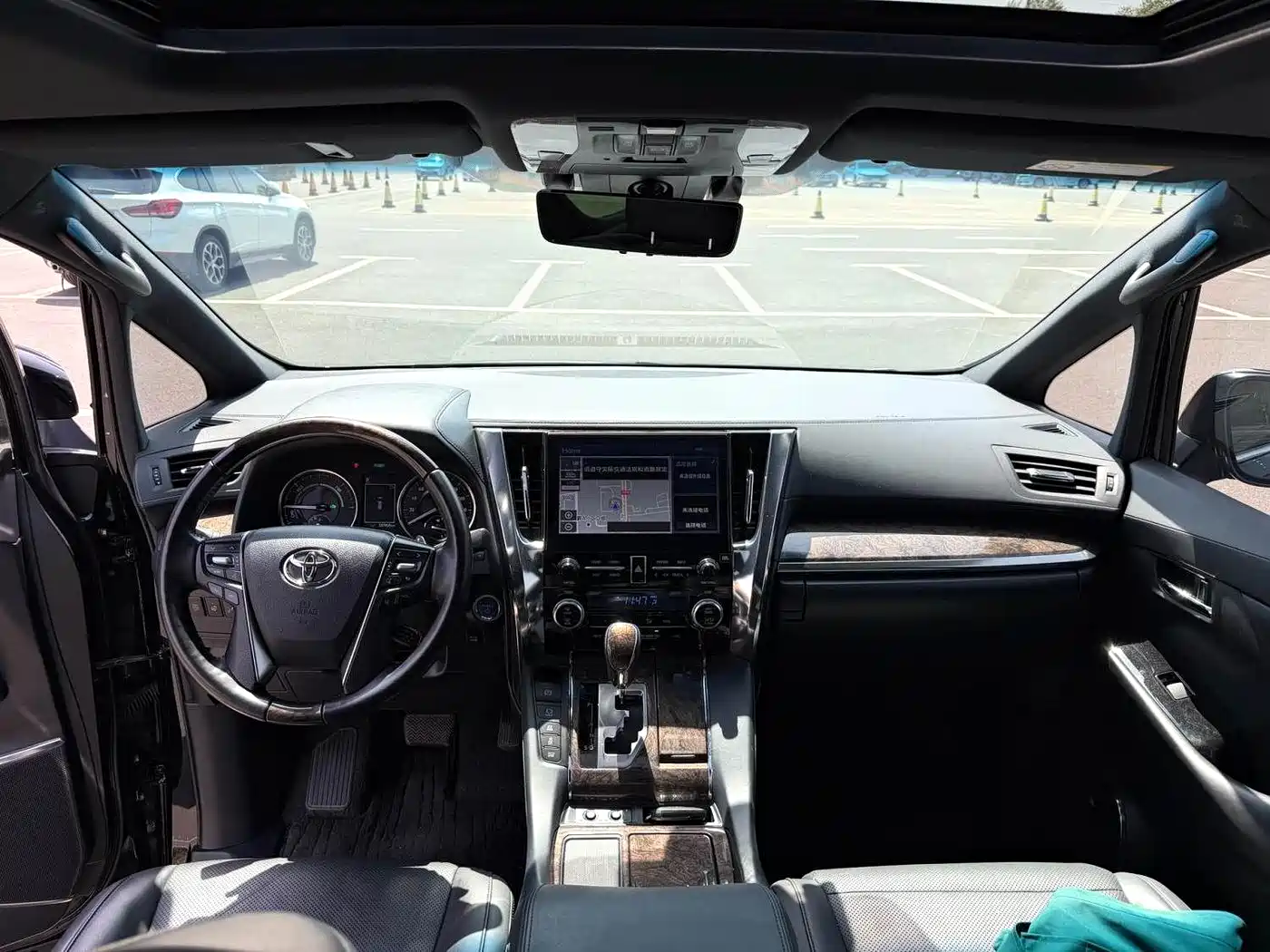 Toyota Vellfire 2021 Crown Hybrid 2.5L HV Premium Edition фото 4