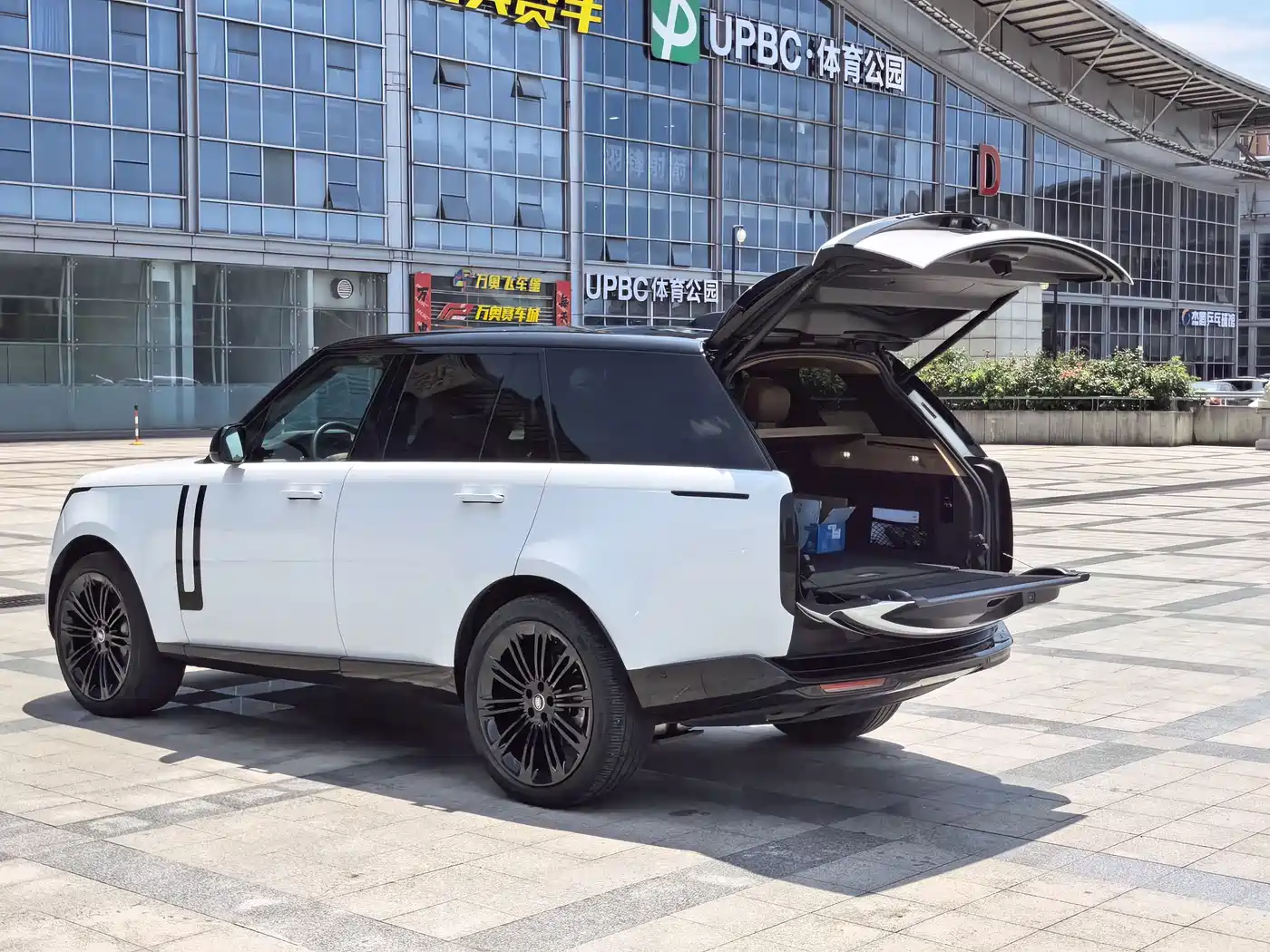 Land Rover Range Rover 2025 3.0 L6 360PS Golden Age Edition фото 21