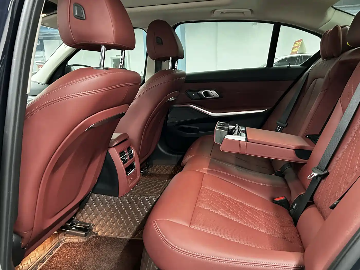 BMW 3 Series 2024 330Li M Sport Shadowline Package фото 17