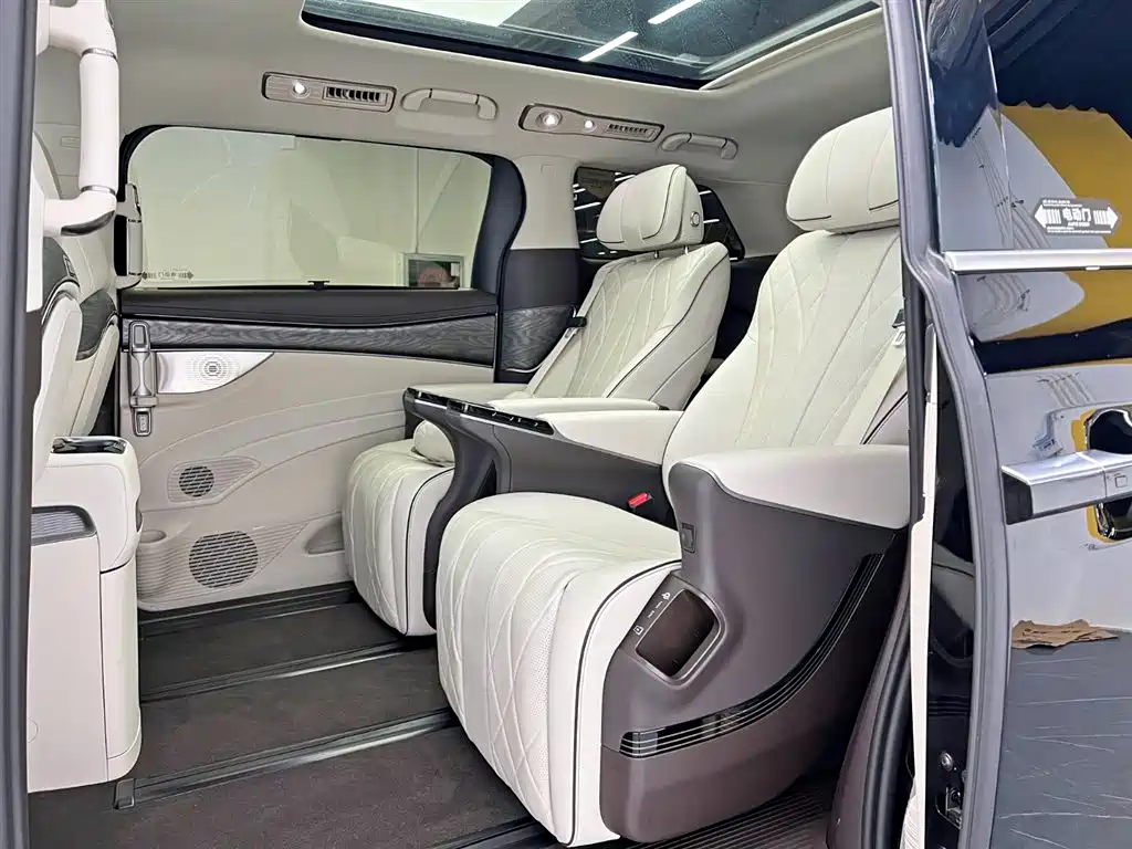 Denza D9 2024 DM-i 980 AWD Premium фото 16