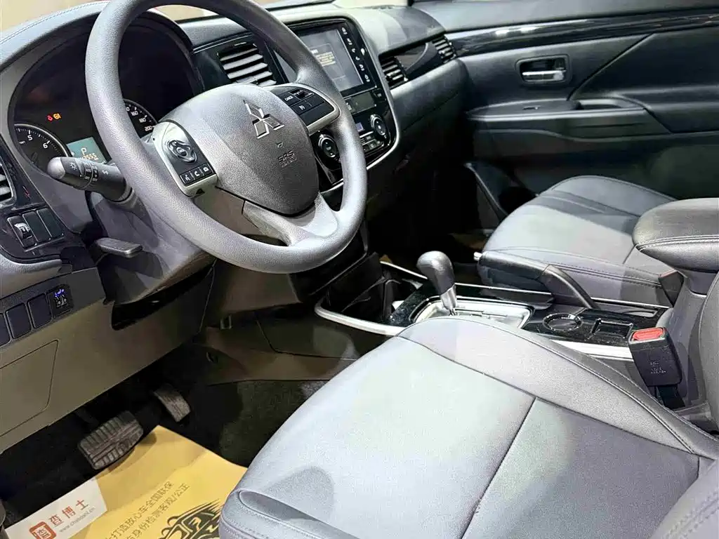 MITSUBISHI OUTLANDER