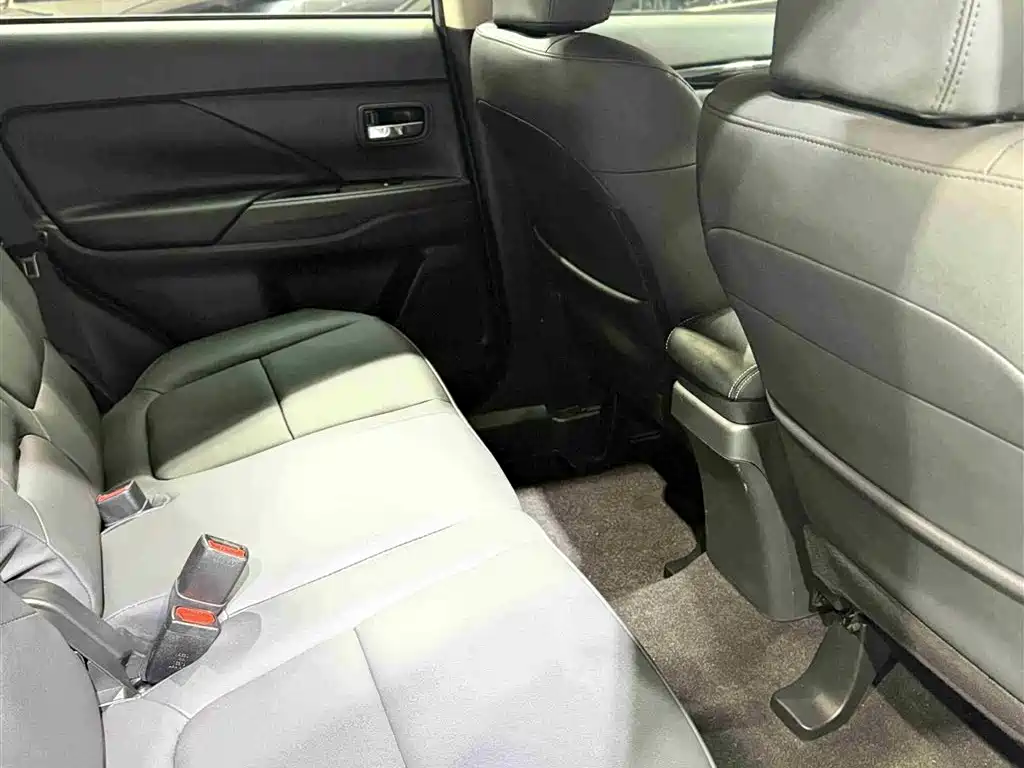 MITSUBISHI OUTLANDER