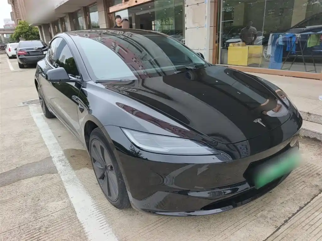 Фото 4 - Tesla Model 3