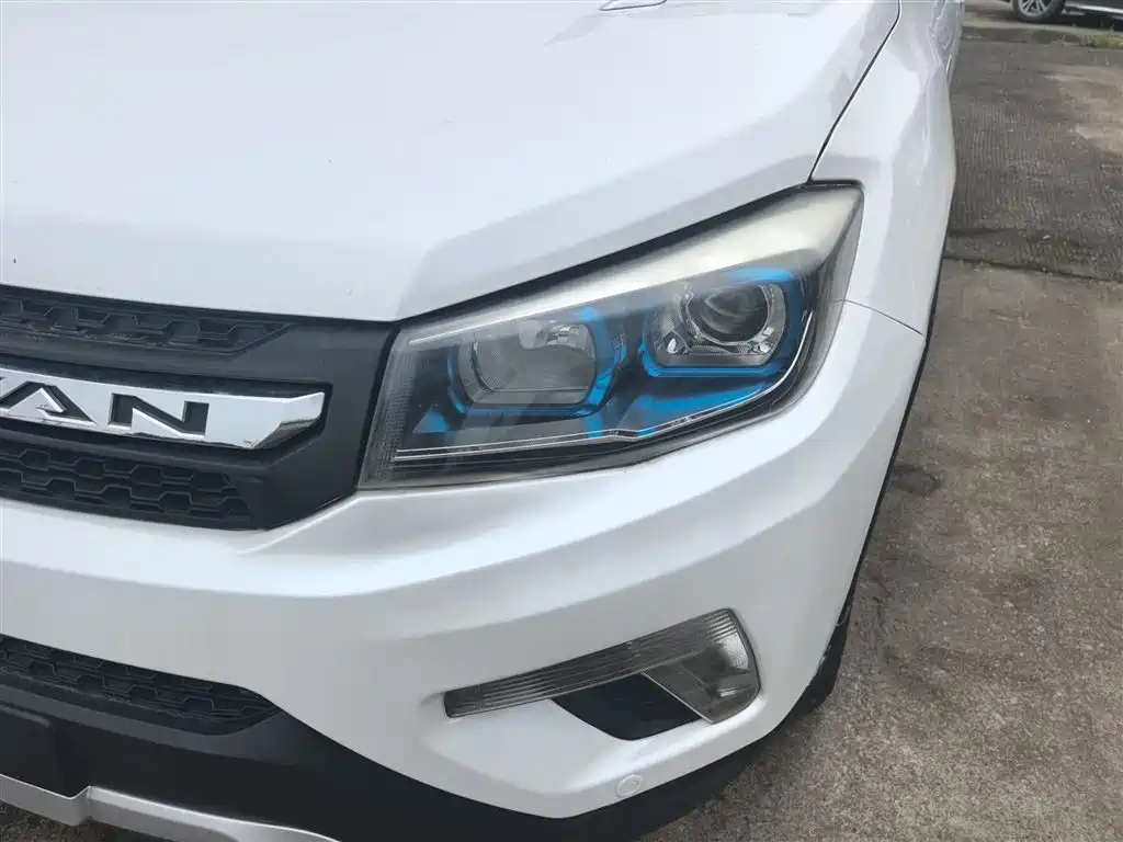 Фото 24 - Changan CS75