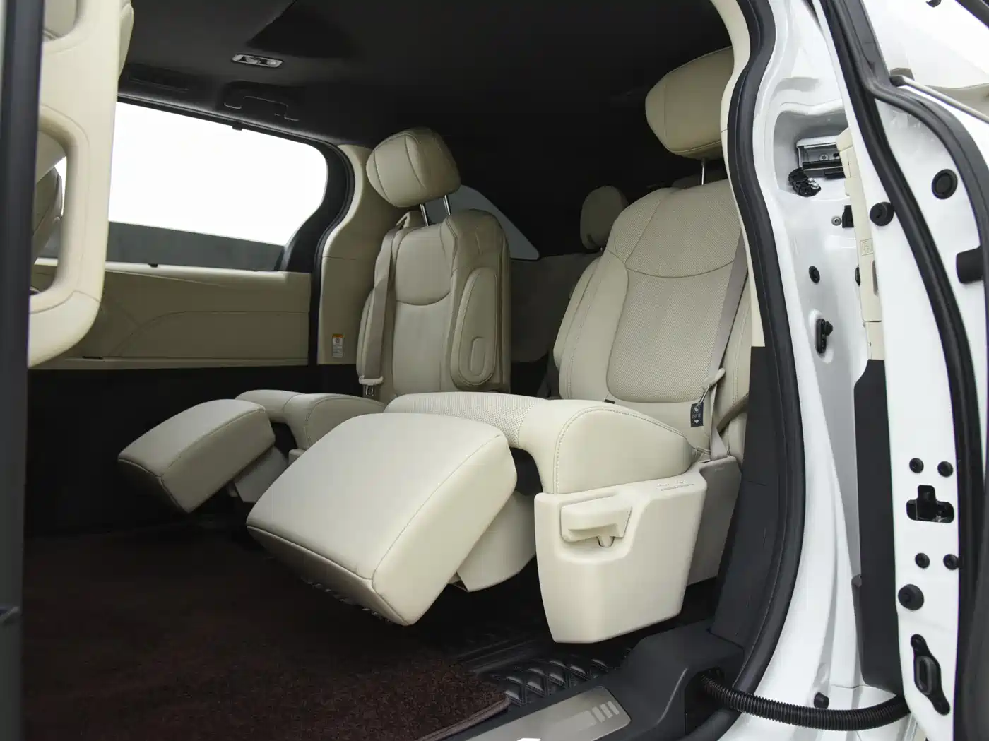 Toyota Sienna 2024 2.5L Hybrid 4WD Premium Edition фото 10