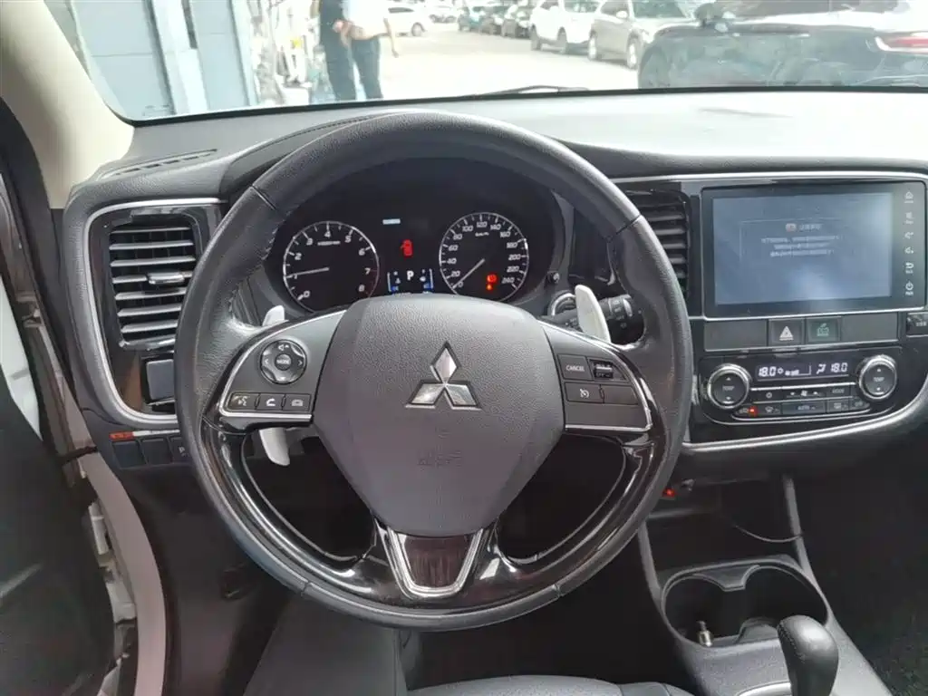 MITSUBISHI OUTLANDER