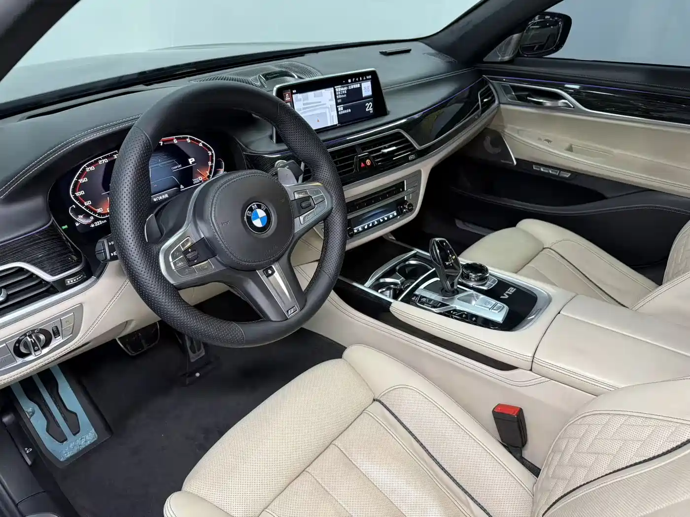 BMW 7 Series 2017 M760Li xDrive фото 8