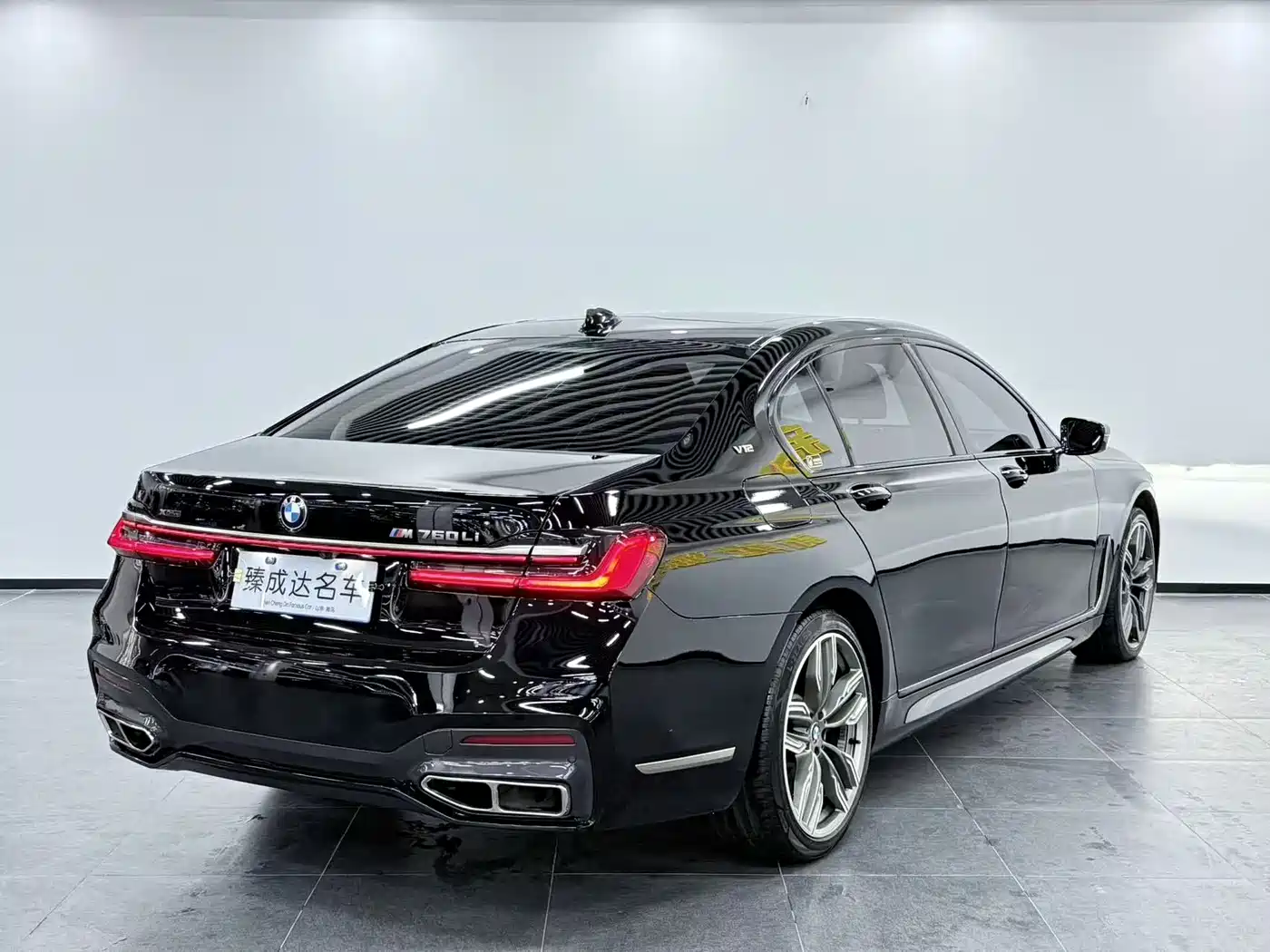BMW 7 Series 2017 M760Li xDrive фото 5