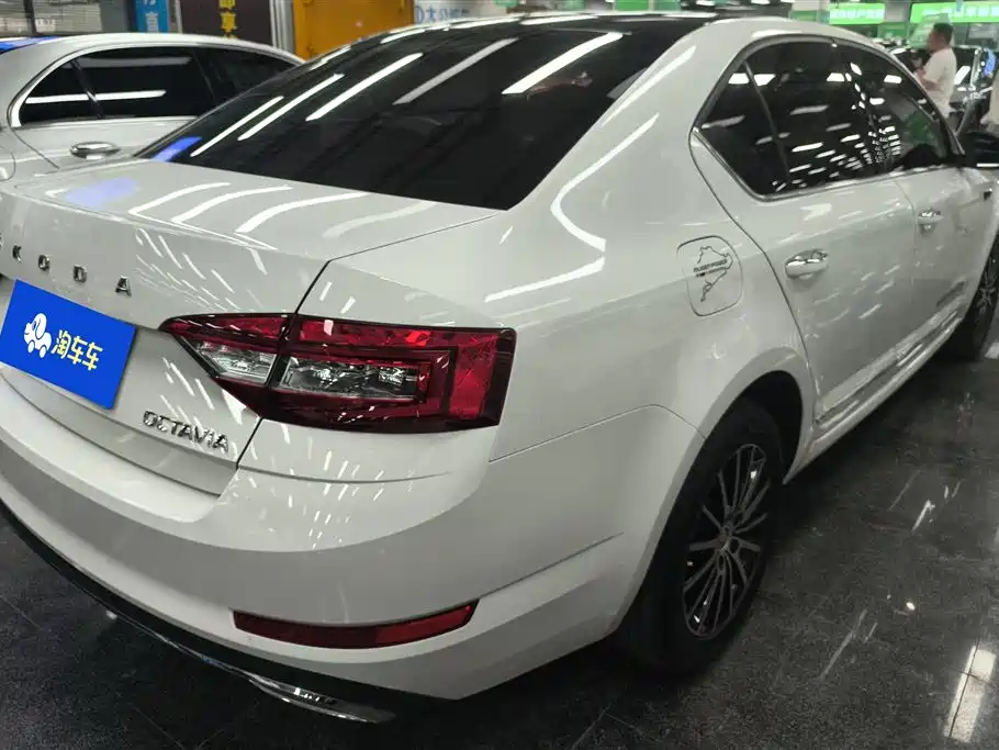 Škoda Octavia 2019 1.5L Auto Comfort Edition фото 3