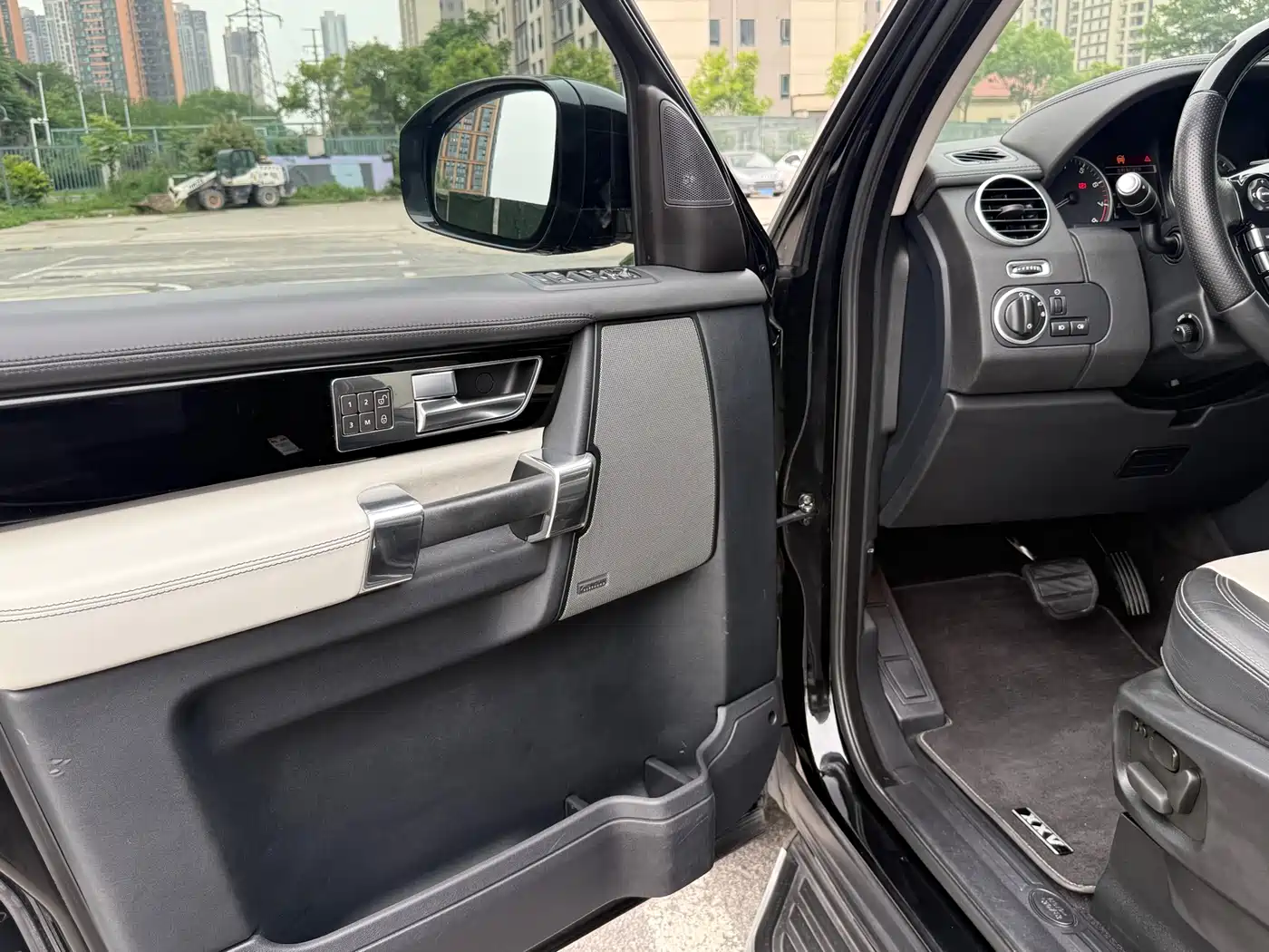 Land Rover Discovery 2014 3.0 SC V6 XXV Edition фото 9