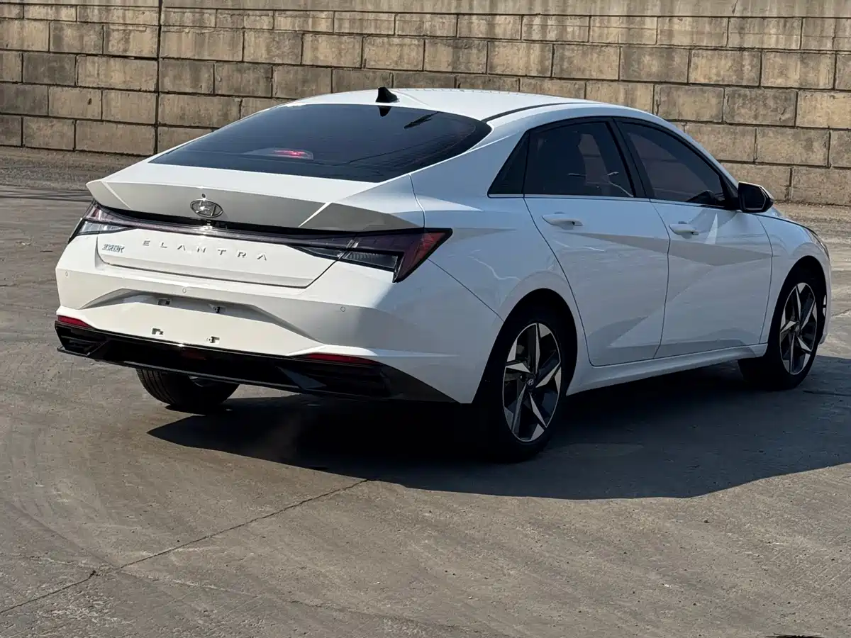 Hyundai Elantra 2023 Model 1.5L CVT LUX Premium Edition фото 4
