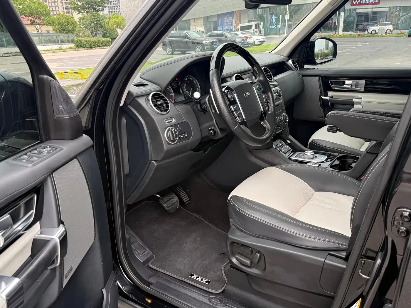 Land Rover Discovery 2014 3.0 SC V6 XXV Edition фото 8