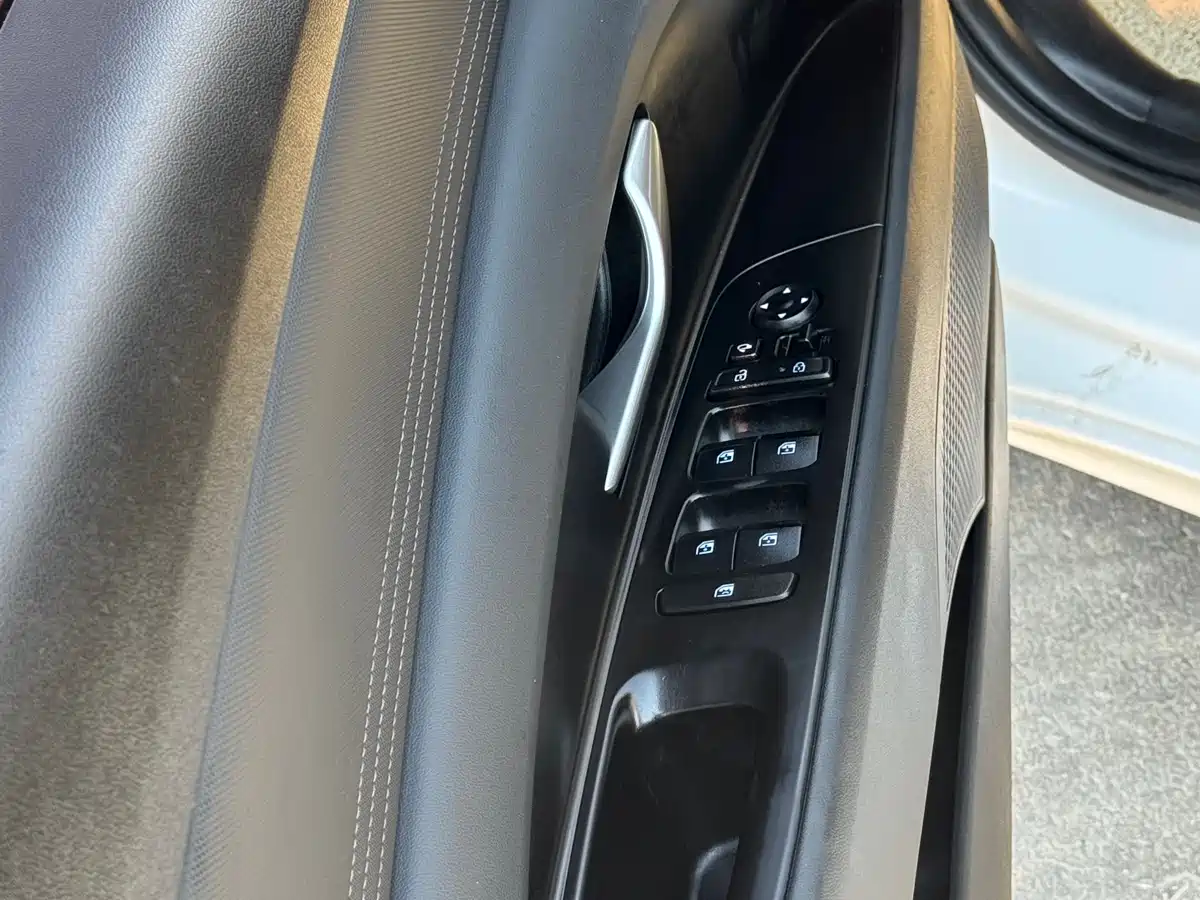 Hyundai Elantra 2023 Model 1.5L CVT LUX Premium Edition фото 7