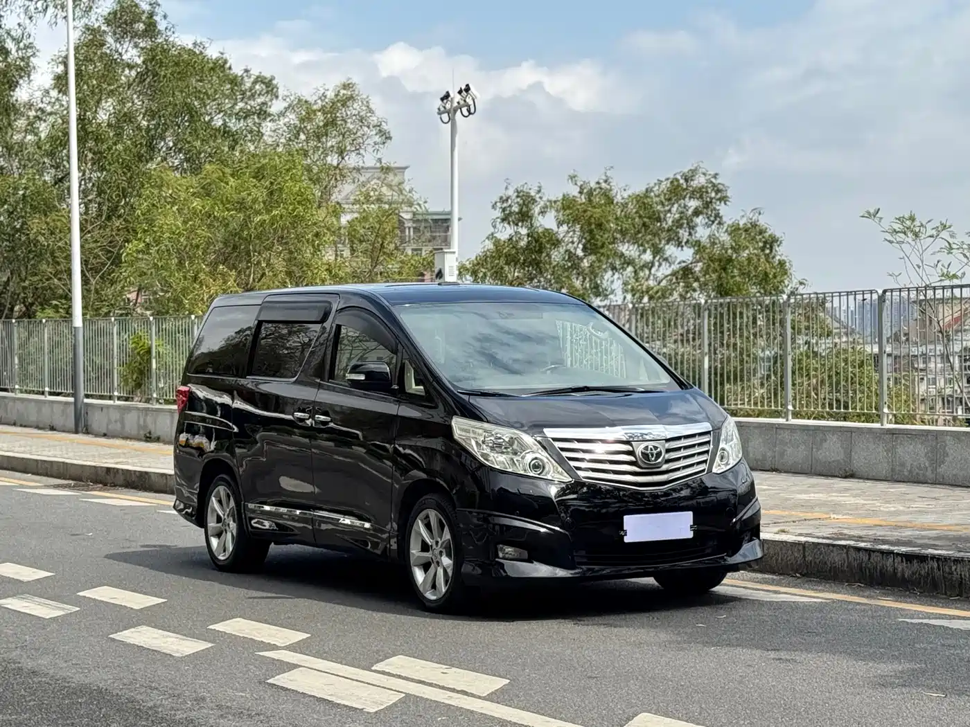 Toyota Alphard 2011 3.5L Luxury Edition фото 2