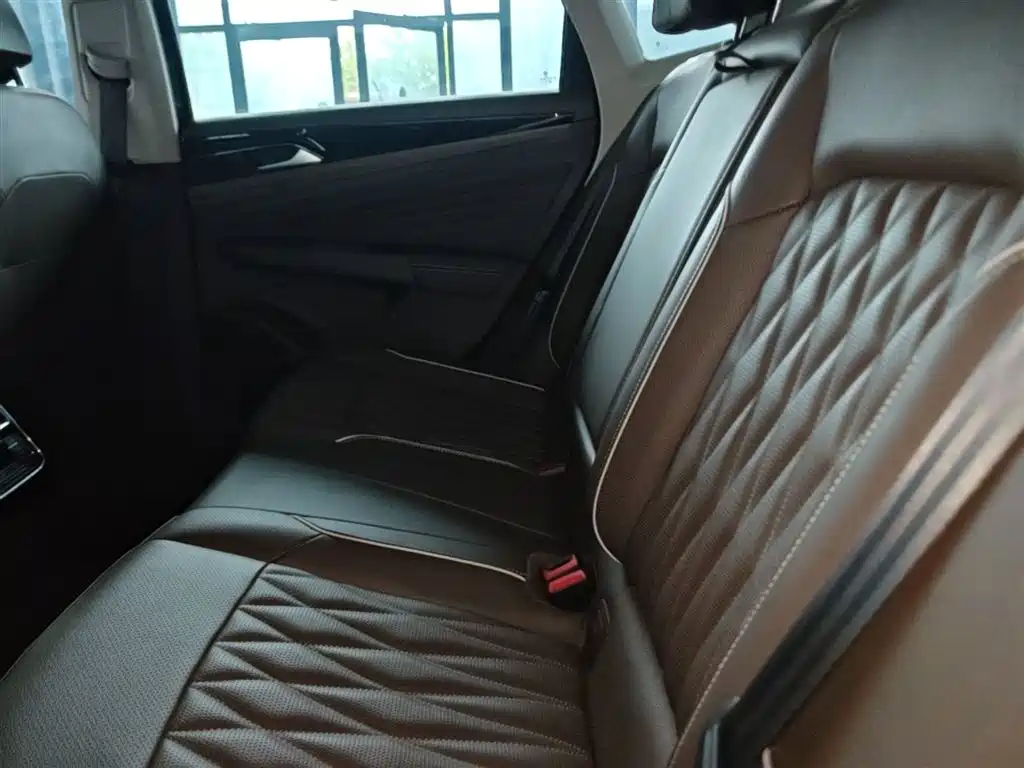 Volkswagen Passat 2020 Facelift 330TSI Luxury China VI фото 17