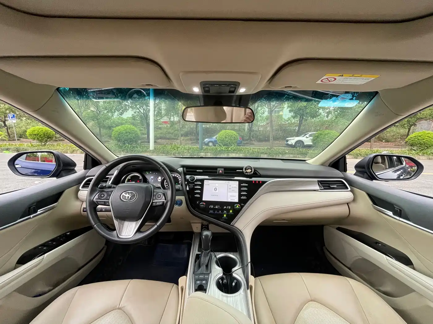 Toyota Camry 2018 Hybrid 2.5HG Luxury Edition фото 12