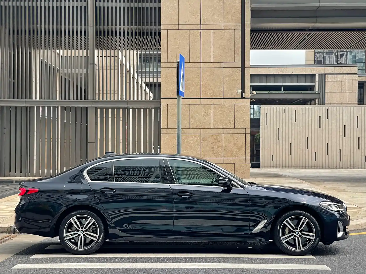 BMW 5 Series 2022 530Li Leading Luxury Package фото 6